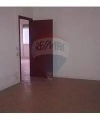 Deposito con più locali in strada di passaggio