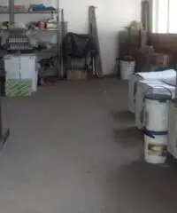 RIPOSTO - Ampio capannone al centro del paese