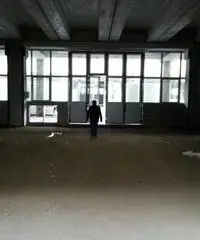 Scandicci ( zona Casellina ) capannone artigianale nuovo di 500 mq, con altezza 4,70 m, ufficio, due