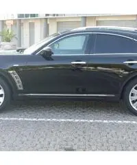 Infiniti FX30 black & white edition
