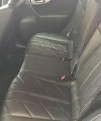 Infiniti FX30 black & white edition