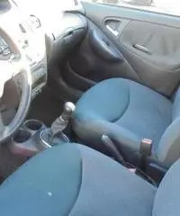 TOYOTA Yaris 1.0i 16V 5 porte Sol