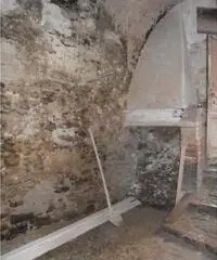 Locale cantina/magazzino in pietra