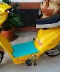scooter elettrico vari colori e con batteria nuova e non assicurazione