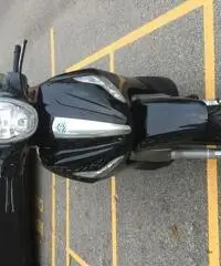 VENDO BEVERLY 350 CON BAULETTO E PARABREZZA ORIGINALI