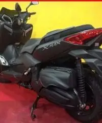 YAMAHA X-Max 400 Momo Design nero - 4602