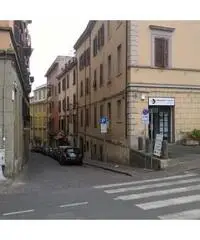 Viterbo Centro, Negozio 64mq angolo Piazza della Rocca