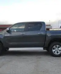 TOYOTA Hilux 2.4 D-4D 4WD 4p. DC Lounge -305-