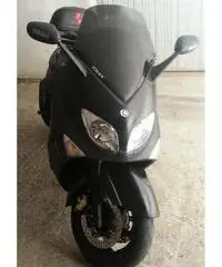 T_MAX 500 nero satinato e carbonio