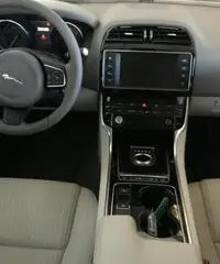 JAGUAR XE 2.0 D Turbo 180 CV aut. Portfolio