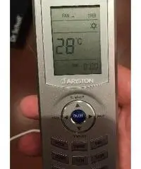 Condizionatore Ariston con telecomando.