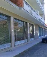 In vendita unico locale plurivetrinato ad uso commerciale, laboratorio, terziario a Montanaro (Tori