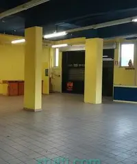 Ampio Negozio con Piazzale (Ad Alta Visibilità)