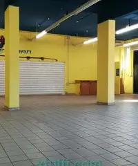 Ampio Negozio con Piazzale (Ad Alta Visibilità)