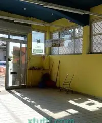 Ampio Negozio con Piazzale (Ad Alta Visibilità)