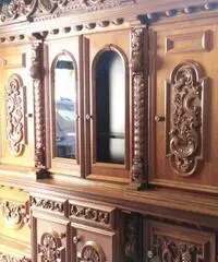 Credenza con vetrina stile barocco + 6 sedie stile