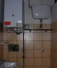 NEGOZIO FRONTE STRADA