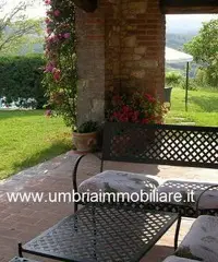 Due casali con due ettari vic Todi