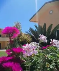 VILLETTA A SCHIERA e PISCINA a 150 MT DAL MARE