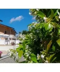 VILLETTA A SCHIERA e PISCINA a 150 MT DAL MARE