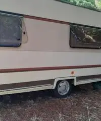 Roulotte con veranda e cucinotto completa