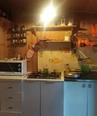 Roulotte stanziale con annessa casetta in legno