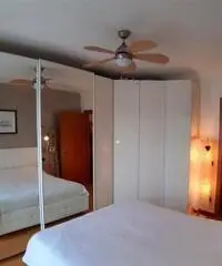 Due camere e due bagni, arredato