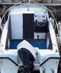 Barca con motore posto