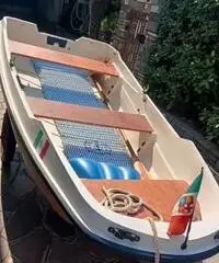 Barca a remi con attacco per piccolo motore