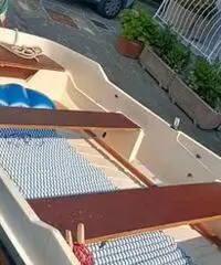 Barca a remi con attacco per piccolo motore