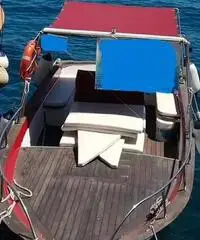 Barca in legno con motore entrobordo