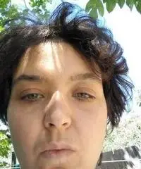 Donna delle pulizie e stirare